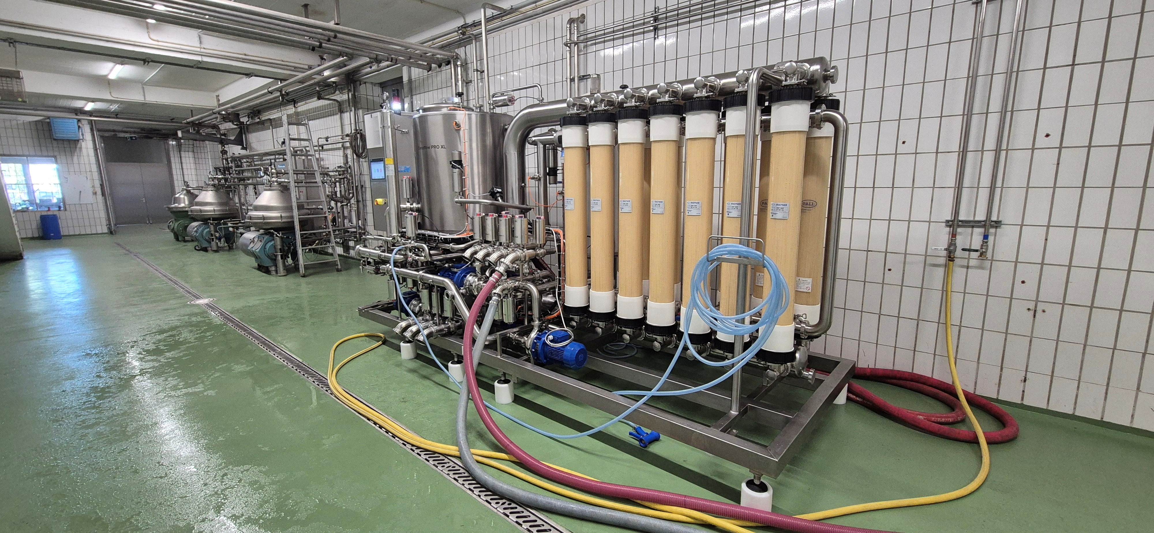 Filtrationsanlage aus Edelstahl im Produktionsbereich