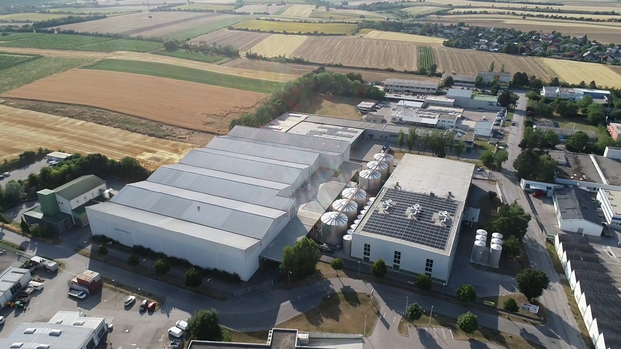 Luftaufnahme des Betriebsstandorts mit Hallen und Tankanlagen